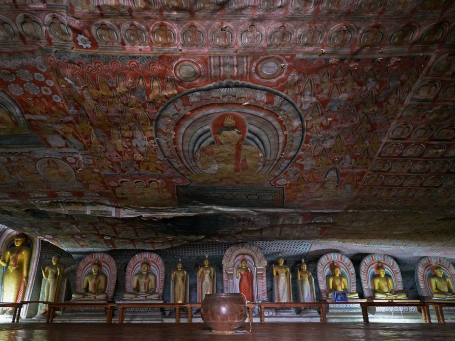 ダンブッラ石窟寺院の天井壁画
